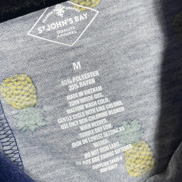 St. John’s Bay Pineapple Navy tank top. Women’s size M - Picture 11 of 11